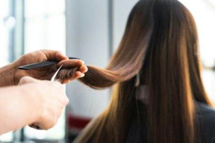 WOMAN HAIRCUT